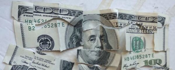 Порванная 100-долларовая купюра Порванная 100-долларовая купюра - Sputnik Беларусь