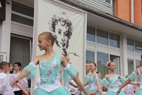 Бюст рукотворный: Бресту подарили Пушкина - Sputnik Беларусь