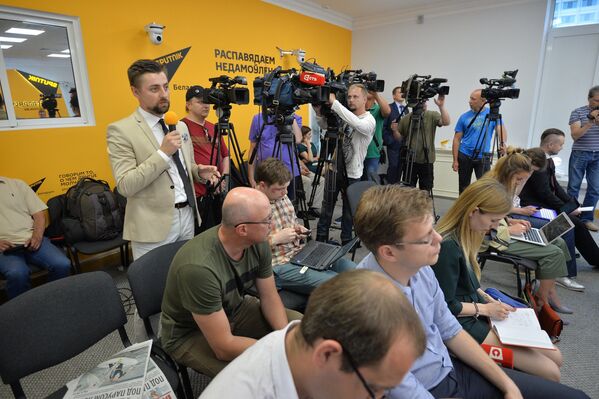Журналисты в мультимедийном пресс-центре Sputnik во время брифинга посла России Дмитрия Мезенцева - Sputnik Беларусь