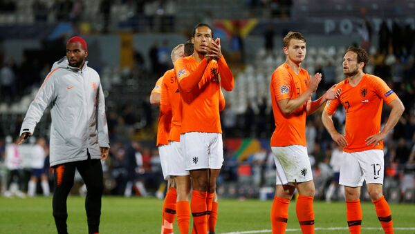 Голландские футболисты аплодируют своим фанатам после матча со сборной Англии - Sputnik Беларусь
