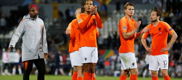 Голландские футболисты аплодируют своим фанатам после матча со сборной Англии - Sputnik Беларусь