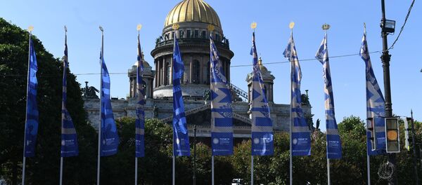 Флаги с символикой Петербургского международного экономического форума на Исаакиевской площади в Санкт-Петербурге - Sputnik Беларусь