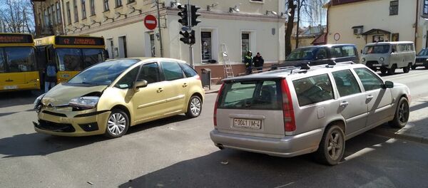 Авария более чем на час заблокировала движение на перекрестке улиц Социалистической и Кирова - Sputnik Беларусь