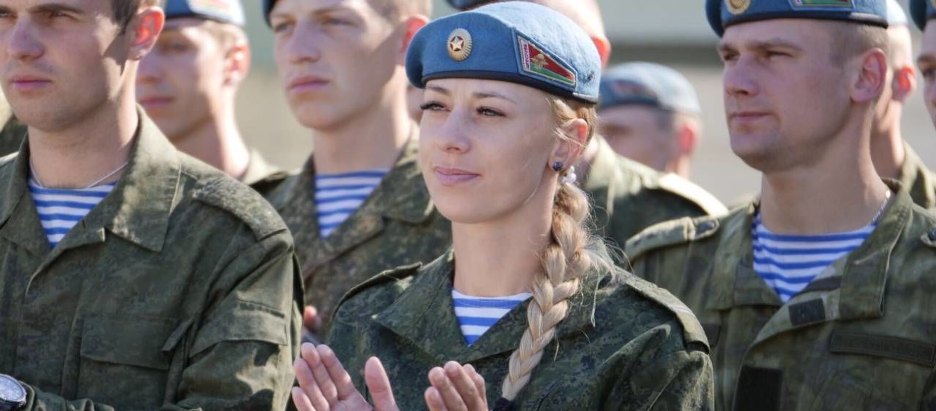 Вся жизнь Натальи  в основном проходит в армейской форме, зато голубой берет очень подходит под цвет глаз  - Sputnik Беларусь, 1920, 02.08.2019