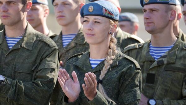 Вся жизнь Натальи  в основном проходит в армейской форме, зато голубой берет очень подходит под цвет глаз  - Sputnik Беларусь