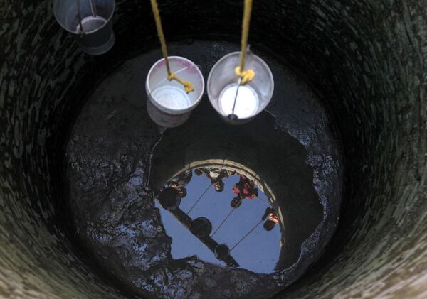 Индийские жители деревни Падал в округе Самба пытаются зачерпнуть воду в ведра - Sputnik Беларусь