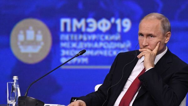 Президент РФ Владимир Путин на ПМЭФ-2019 - Sputnik Беларусь
