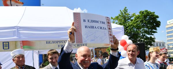 Пасол РФ у Беларусі Дзмітрый Мезенцаў прымае ўдзел у святкаванні Дня Расіі Пасол РФ у Беларусі Дзмітрый Мезенцаў прымае ўдзел у святкаванні Дня Расіі - Sputnik Беларусь