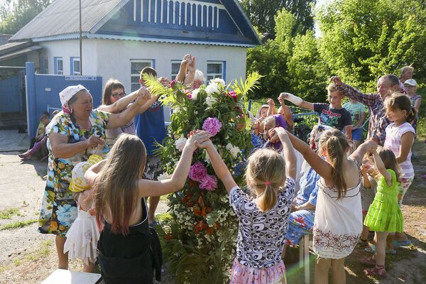 Фотафакт: на Веткаўшчыне зладзілі старажытны абрад Колік віць - Sputnik Беларусь