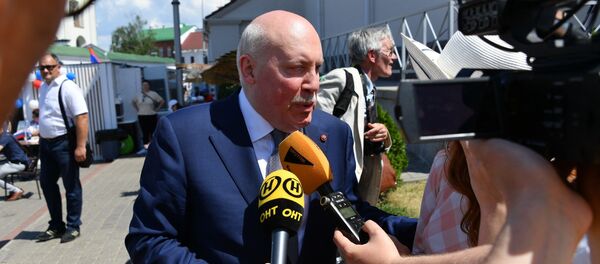 Российский посол отметил, что для всех это праздник, а для посольства – рутинная работа, за которой стоит огромная подготовка - Sputnik Беларусь