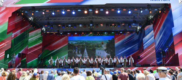 Больш за 10 тысяч чалавек у Мінску сталі гледачамі канцэрта да Дня Расіі Больш за 10 тысяч чалавек у Мінску сталі гледачамі канцэрта да Дня Расіі - Sputnik Беларусь