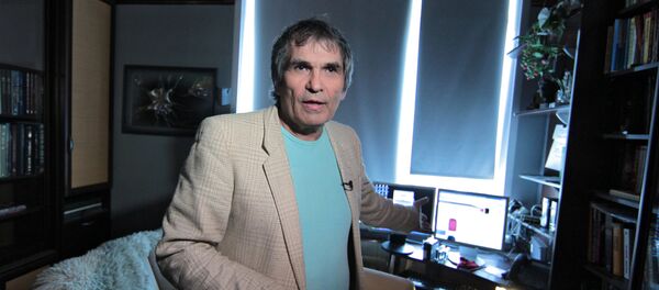 Бари Алибасов в своей квартире - Sputnik Беларусь