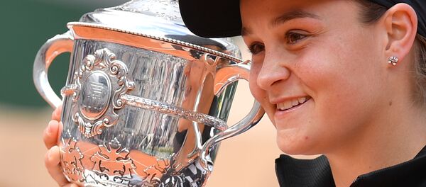 Эшли Барти празднует победу на Ролан Гаррос Эшли Барти празднует победу на Ролан Гаррос - Sputnik Беларусь