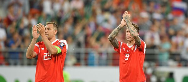 Российские футболисты Артем Дзюба и Федор Смолов благодарят болельщиков за поддержку Российские футболисты Артем Дзюба и Федор Смолов благодарят болельщиков за поддержку - Sputnik Беларусь
