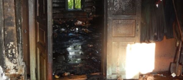 Работник МЧС спас пенсионера на пожаре дома в Ушачском районе - Sputnik Беларусь