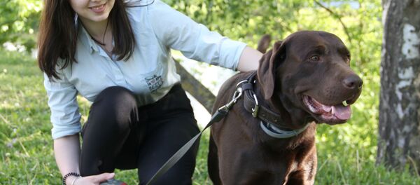 Диана Янковец – студентка и тренер по гимнастике и лабрадор Томсон - Sputnik Беларусь