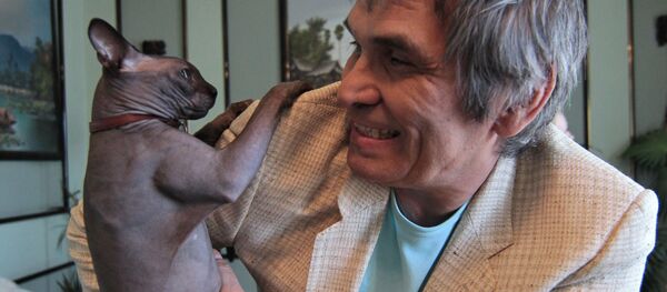 Бари Алибасов в своей квартире - Sputnik Беларусь