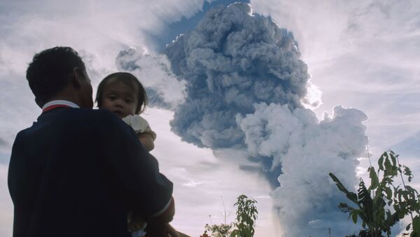 Извержение вулкана Синабунг началось в Индонезии - Sputnik Беларусь
