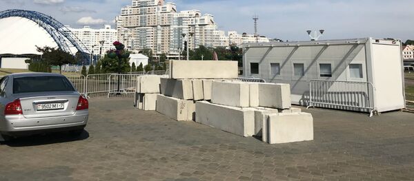 Бетонные блоки лежат у въезда на парковку перед Дворцом спорта Бетонные блоки лежат у въезда на парковку перед Дворцом спорта - Sputnik Беларусь