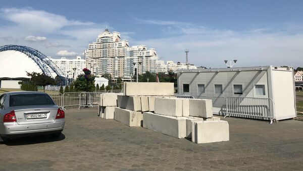 Бетонные блоки лежат у въезда на парковку перед Дворцом спорта - Sputnik Беларусь