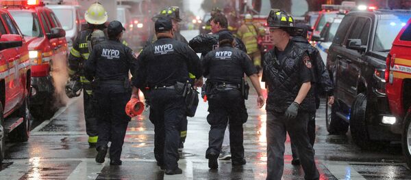 Полиция и пожарные на месте крушения вертолета Полиция и пожарные на месте крушения вертолета - Sputnik Беларусь
