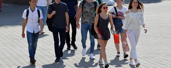 В главном корпусе БГУ белорусский язык сегодня сдали около тысячи ребят - Sputnik Беларусь