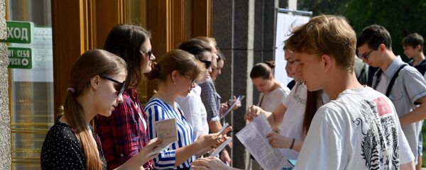 Абітурыенты перад ЦТ - Sputnik Беларусь