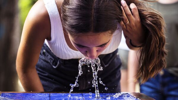 Девушка пьет воду из  питьевого фонтанчика - Sputnik Беларусь