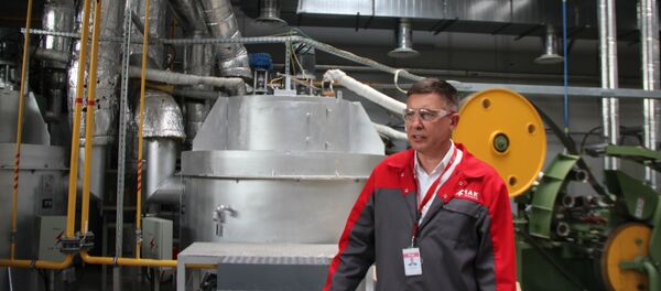 Сергей Мельникович признался, что хотя и уверен в безвредности своего предприятия, жить рядом с ним, как и с любой промзоной, все-таки не хотел бы - Sputnik Беларусь