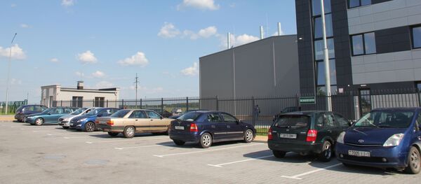 Аккумуляторный завод сейчас работает в режиме пуско-наладочных работ, поэтому на парковке довольно свободно Аккумуляторный завод сейчас работает в режиме пуско-наладочных работ, поэтому на парковке довольно свободно - Sputnik Беларусь