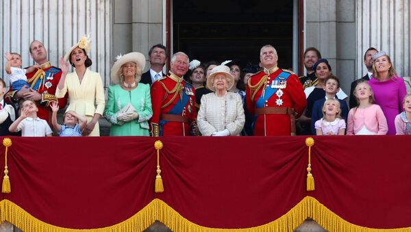 Члены британской королевской семьи на балконе Букингемского дворца наблюдают за парадом - Sputnik Беларусь