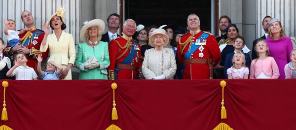 Члены британской королевской семьи на балконе Букингемского дворца наблюдают за парадом - Sputnik Беларусь