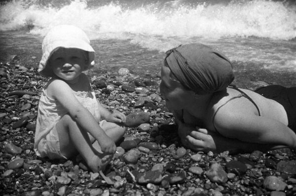 Отдых на пляже в Ялте. 1939 год. - Sputnik Беларусь
