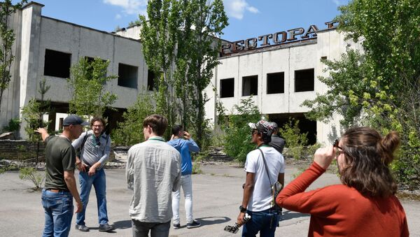 Туристы на экскурсии в зону отчуждения Чернобыльской атомной электростанции (ЧАЭС) в городе Припять (Украина) - Sputnik Беларусь