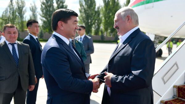 Президента Беларуси Александра Лукашенко в аэропорту встретил премьер-министр Кыргызской Республики Мухаммедкалый Абылгазиев - Sputnik Беларусь
