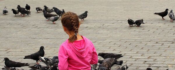 Девочка и голуби Девочка и голуби - Sputnik Беларусь