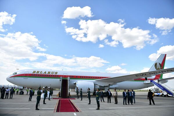 Президент Беларуси Александр Лукашенко прилетел на Boeing 767-300 - Sputnik Беларусь