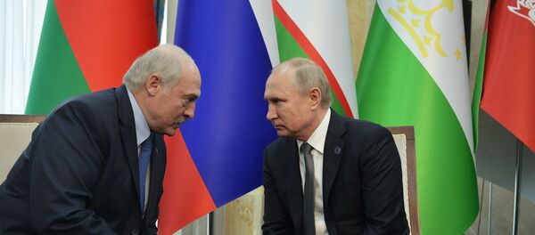 Прэзідэнт РФ Уладзімір Пуцін і прэзідэнт Беларусі Аляксандр Лукашэнка ў час сустрэчы на палях саміту Шанхайскай арганізацыі супрацоўніцтва Прэзідэнт РФ Уладзімір Пуцін і прэзідэнт Беларусі Аляксандр Лукашэнка ў час сустрэчы на палях саміту Шанхайскай арганізацыі супрацоўніцтва - Sputnik Беларусь