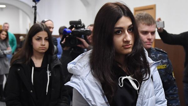 Кристина Хачатурян (справа) и Ангелина Хачатурян, обвиняемые в убийстве своего отца Михаила Хачатуряна - Sputnik Беларусь
