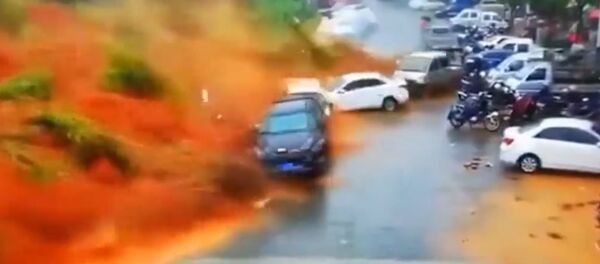 Оползень снес десятки машин с дороги в Китае Оползень снес десятки машин с дороги в Китае - Sputnik Беларусь