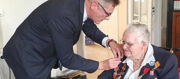 Посол Беларуси во Франции Игорь Фисенко и Андре Пейрони - Sputnik Беларусь