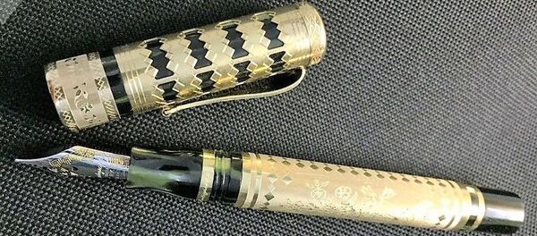 Та самая ручка, которую Лукашенко подарил студентке ГрГУ - Sputnik Беларусь