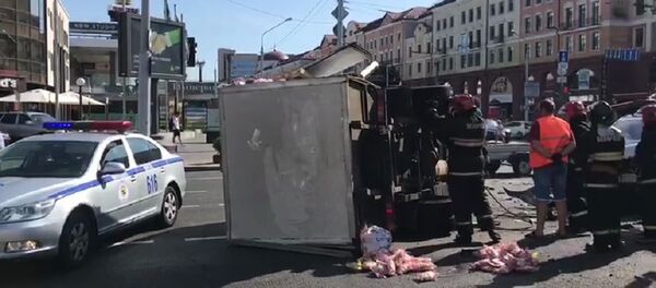 Ягуар врезался в грузовик в центре Минска - Sputnik Беларусь