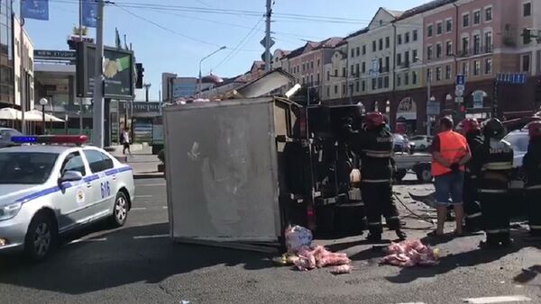 Ягуар врезался в грузовик в центре Минска - Sputnik Беларусь