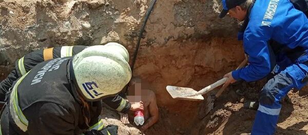 Мужчину в Жодино засыпало грунтом во время прокладки трубопровода - Sputnik Беларусь