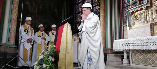 Первая служба в Нотр-Даме после пожара Первая служба в Нотр-Даме после пожара - Sputnik Беларусь