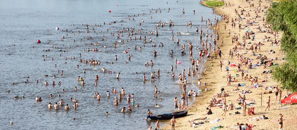 Адзін з найбольш каштоўных рэсурсаў Гомеля - шматлікія вадаёмы. Мала які горад пахваліцца такой іх разнастайнасцю ў гарадской мяжы. На фота - пляж на левым беразе Сожа. Адзін з найбольш каштоўных рэсурсаў Гомеля - шматлікія вадаёмы. Мала які горад пахваліцца такой іх разнастайнасцю ў гарадской мяжы. На фота - пляж на левым беразе Сожа. - Sputnik Беларусь