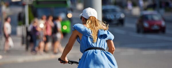 Жара, девушка, велосипед Жара, девушка, велосипед - Sputnik Беларусь