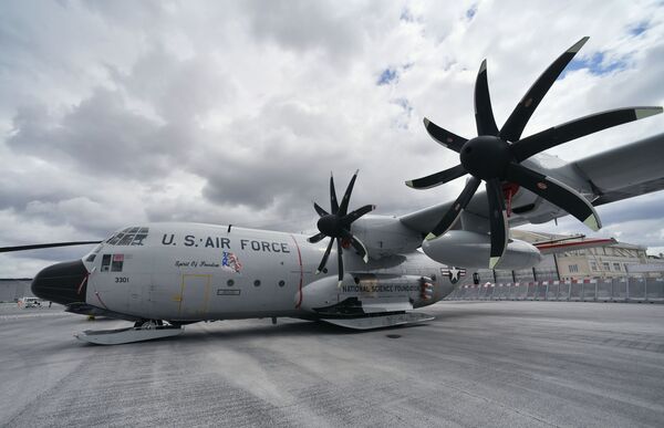 Военно-транспортный самолет Lockheed C-130 Hercules, оборудованный лыжными шасси, в аэропорту Ле-Бурже, где пройдет международный аэрокосмический салон Paris Air Show 2019 - Sputnik Беларусь