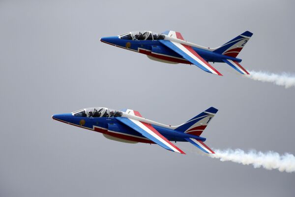 Группа ВВС Франции Патруль-де-Франс потренировались в Ле-Бурже накануне открытия аэрокосмического салона. - Sputnik Беларусь